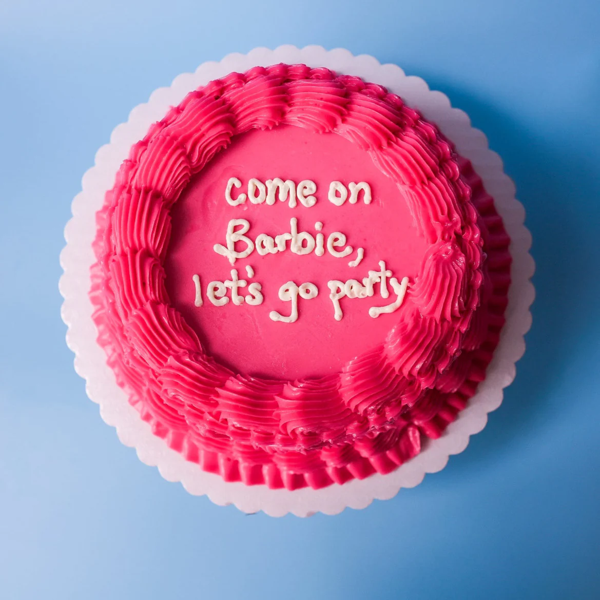 Ornate Hot Pink Cake - Image 4